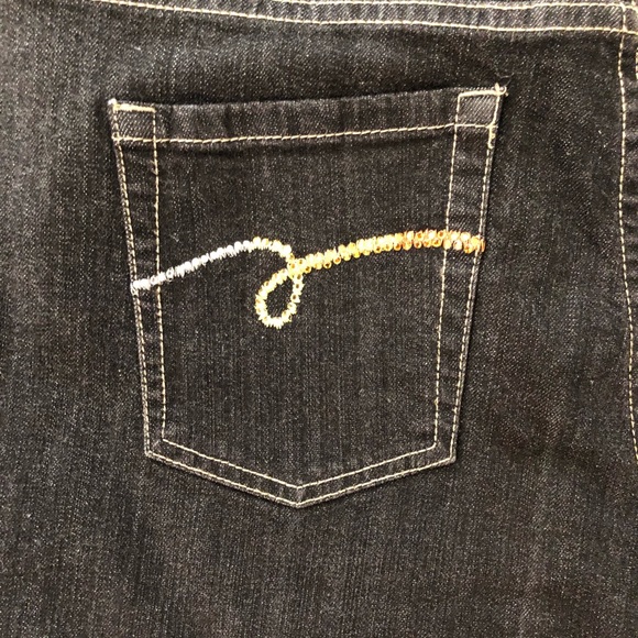 Women’s Chico Jeans. Embezzled back pockets. - Picture 3 of 4